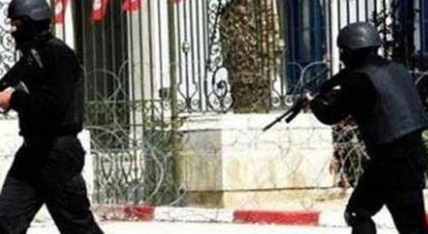 Tunisi, militare spara a commilitoni in una caserma: 7 morti e 10 feriti. L'attentatore è tra le vittime