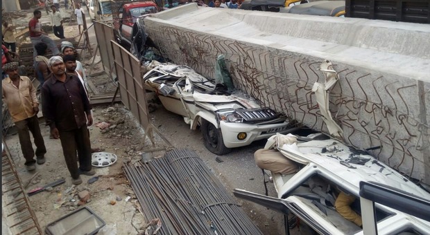 Strage in India, crolla cavalcavia in costruzione: almeno 19 morti Foto