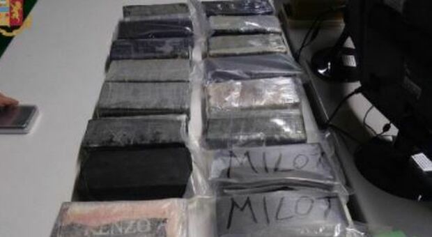 Cuneo, 22 chili di cocaina nascosti nei sedili dell'auto: così il corriere viaggiava con un milione di euro