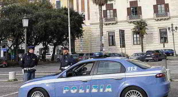 Calci e pugni a un uomo per rapinargli venti euro, denunciati due romeni a Salerno