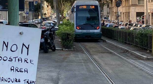 Roma, torna il tram 2 dopo i lavori. «Il rumore non è cambiato, infernale anche a velocità ridotta»