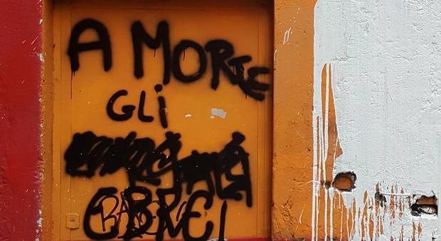 Quei graffitari antisemiti che deturpano Monti
