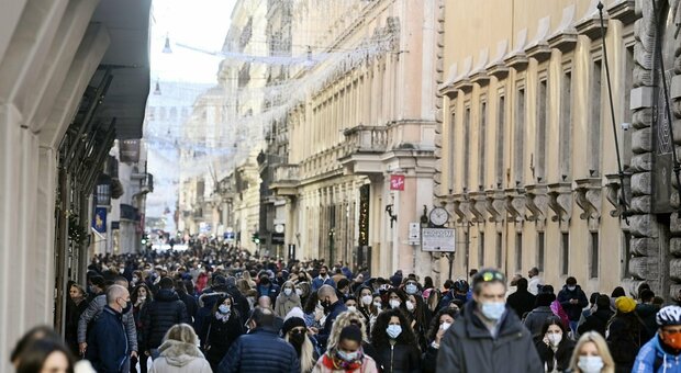 Natale a Roma, traffico e folla in Centro