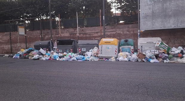 Napoli, rifiuti e spazzatura alla fermata del bus