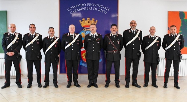 I carabinieri festeggiano la promozione di un maresciallo e di dieci vice brigadieri