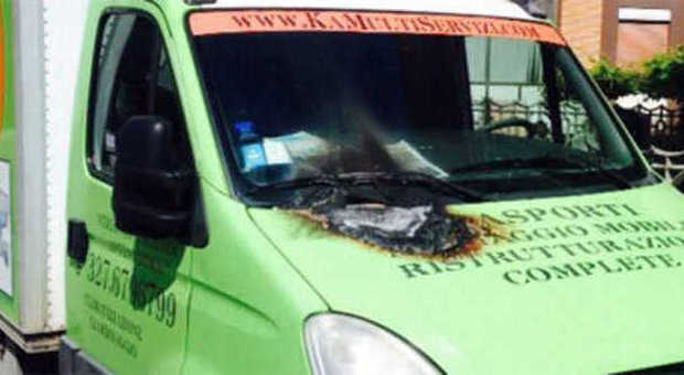 Latina, furgone in fiamme nella notte ad Aprilia, indagano i carabinieri