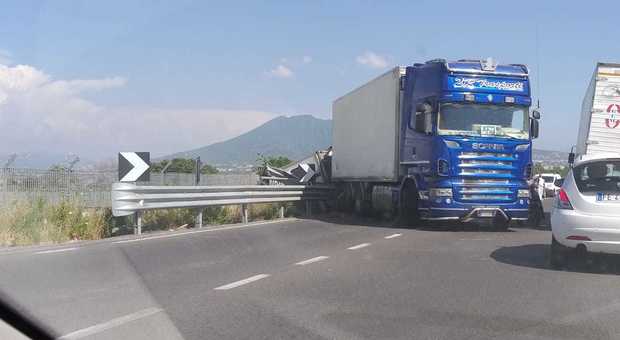 Napoli, camion sfonda guardrail nei pressi dell'aeroporto: traffico impazzito