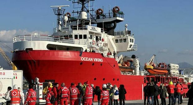 Ocean Viking in porto a Taranto: 75 i migranti. Tra loro una 19enne condannata a 4 anni di carcere e 75 frustate, aveva protestato per la libertà delle donne