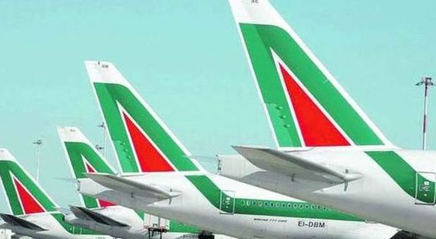 Alitalia, prende quota l’ipotesi Fs: il governo al lavoro contro il piano dei tagli di Air France