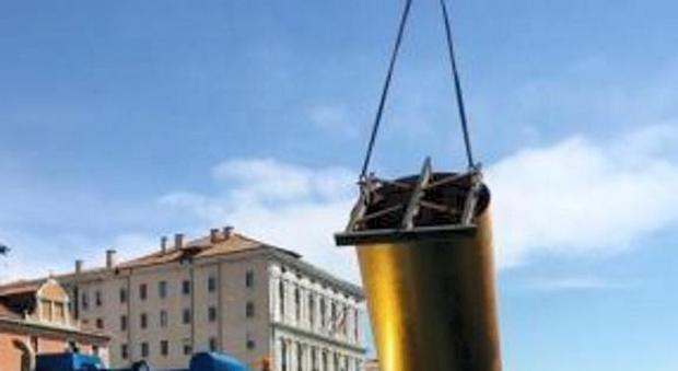 Biennale, torre dorata alta 22 metri opera americana fatta a Marghera