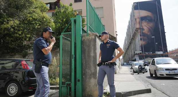 Choc a Napoli Est: uomo scappa alla vista della polizia, cade dal terrazzo e muore
