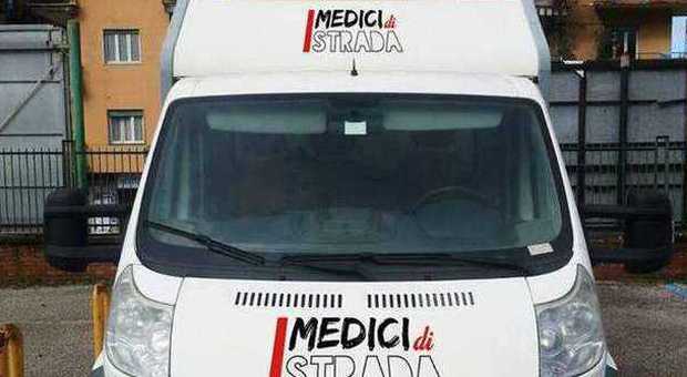 Napoli, arrivano i medici di strada: clinica mobile per i clochard