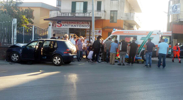 Auto contro un muro a San Marzano: un'intera famiglia in ospedale