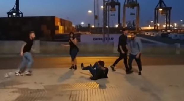 Cadice, arrestati quattro studenti italiani per rissa. Un ragazzo spagnolo in pericolo di vita: preso a calci in testa - VIDEO CHOC