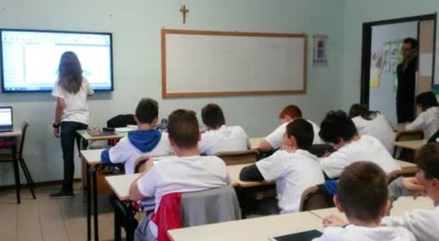 Discriminazione nella scuola a Roma, il sottosegretario ordina: «Sconcertato, via tutti i riferimenti al censo». E l'istituto obbedisce