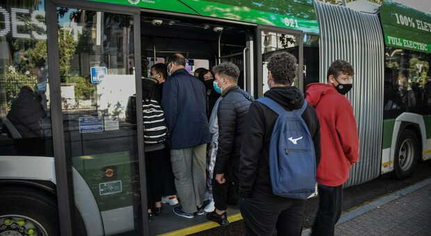 Covid Sardegna, gli sudenti di Cagliari disertano le lezioni: «Troppi rischi sui bus»