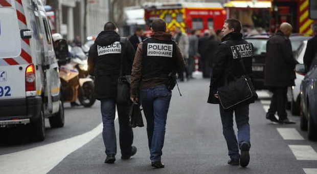 Poliziotta uccisa a Montrouge, Le Figaro: «Identificato il killer, arrestati familiari»