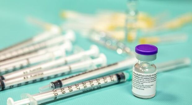 Pfizer e BioNTech in ribasso su calo efficacia vaccino in Israele