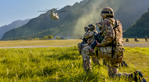 Ucraina, circolare Esercito italiano: «Meno congedi e addestramento al combattimento»
