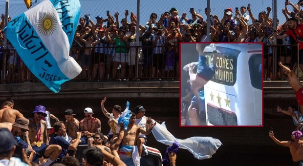 Argentina in festa, video choc: tifoso si lancia da un cavalcavia per salire sul bus e cade sull'asfalto