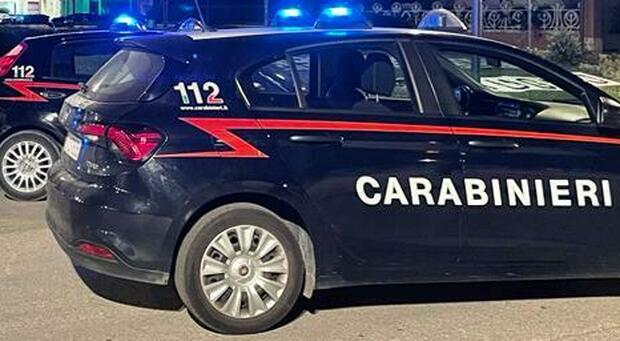 Infastidisce la barista e sputa ai carabinieri: per fermarlo ne servono 6