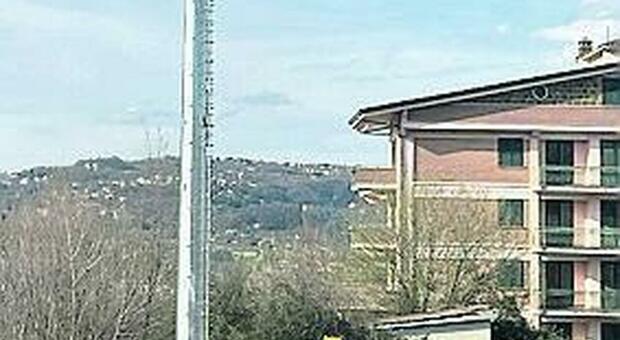 Ai Cappuccini installata l'antenna tra le case e l'ospedale Moscati