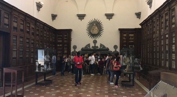 Biblioteca dei Girolamini, anche gli scaffali vuoti attirano i turisti