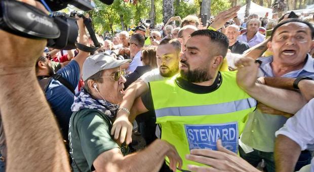 immagine Festa M5S, insulti e urla contro i giornalisti all'arrivo di Virginia Raggi