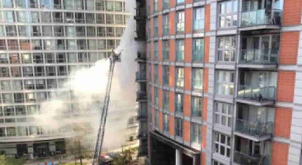 Londra, incendio in un palazzo di 19 piani: intervenuti oltre 125 vigili del fuoco