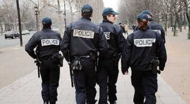 Francia, islamista accoltella poliziotta in un commissariato: ucciso dagli agenti