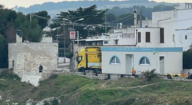 Porto Badisco, via alla rinaturalizzazione: smontato il bar l'Approdo di Enea