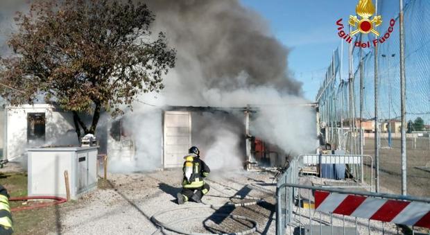 Si incendiano container del campo da calcio: distrutti trattore e tagliaerba