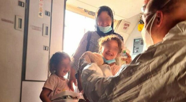 Afghanistan, arrivano a Napoli 87 profughi: quarantena nel Covid residence dell'Ospedale del Mare