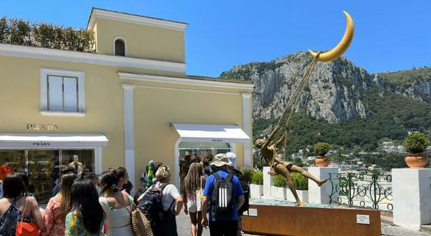 Capri, la scultura che lascia senza fiato i turisti in piazzetta