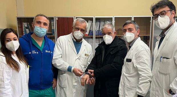 Il primo paziente con lo smart watch insieme con il dottor Pignata e il team di urologi del Pascale