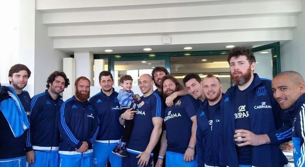 Rugby, il papà del bimbo di 3 anni colpito da una grave sindrome scrive agli azzurri: «La vostra accoglienza ci dà la forza di lottare»