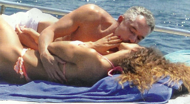 Raffaella Fico e Alessandro Moggi, baci bollenti in barca ad Amalfi