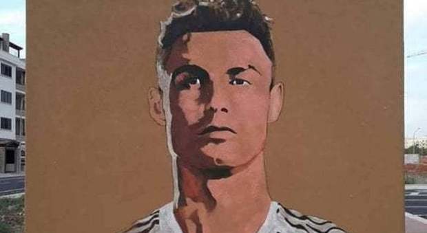 E su un muro della città spuntò Cristiano Ronaldo in maglia bianconera