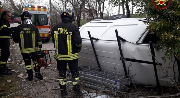 Esce di strada da solo col furgone a Lughignano: è grave all'ospedale