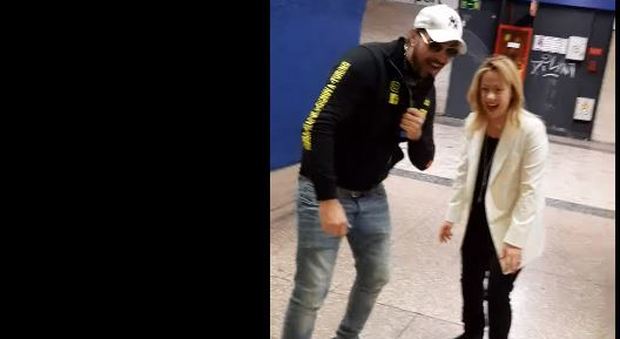 Metroman fa fare il salto della morte alla Meloni sulla linea B a Roma Video