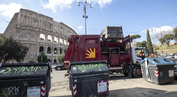 Rifiuti Roma, resa della giunta Raggi: un commissario per gli impianti