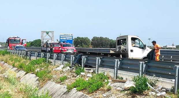 Incidente tra furgone e camion sulla statale 7, tre persone gravi in ospedale