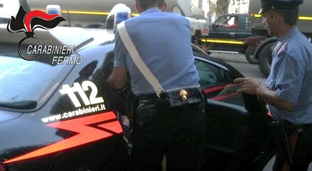 Porto San Giorgio, steso ubriaco e drogato si rialza e aggredisce i carabinieri: finisce in manette