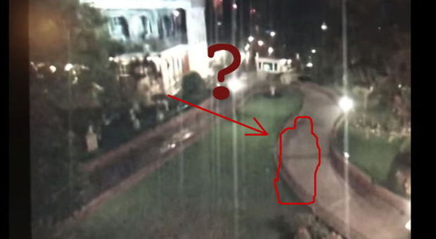 Disneyland, nel video di sicurezza spunta una sagoma: fantasma scappato dal castello?