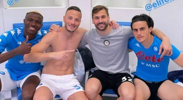 Napoli-Udinese, lo scatto di Llorente: l'ex azzurro in posa nello spogliatoio