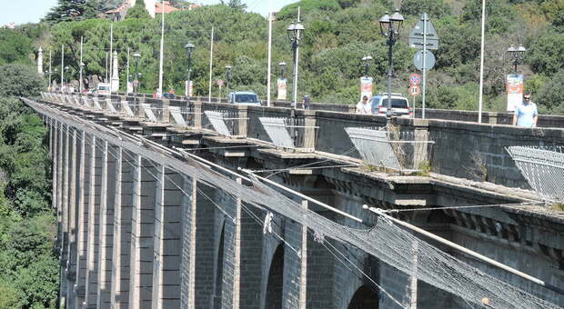 Suicidio ad Ariccia, 14enne si lancia dal ponte. «Soffriva anche per il Covid»
