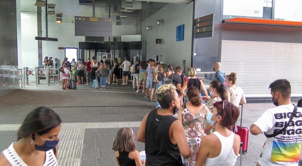 Metro, a Napoli la lotteria dei biglietti: un'ora di coda per comprarli