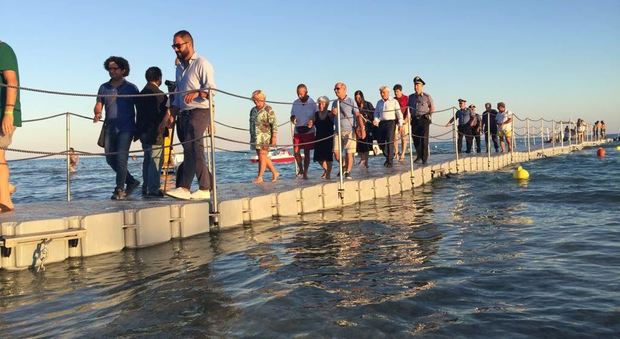 Il Salento come il lago d'Iseo: un pontile di 70 metri alle “Maldive”