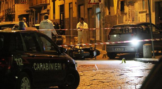 Napoli, agguato davanti al supermarket: uomo ferito a colpi di pistola a Secondigliano