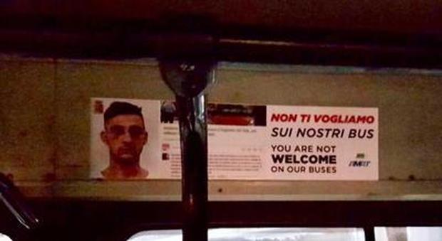 Palermo, il borseggiatore arrestato è già fuori, sui bus spuntano cartelli con la sua faccia: «Qui non ti vogliamo»